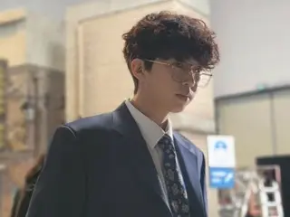 “National singer” Lim Young Woong perfectly coordinates his suit with curly perm and glasses...Retro visual that melts your heart