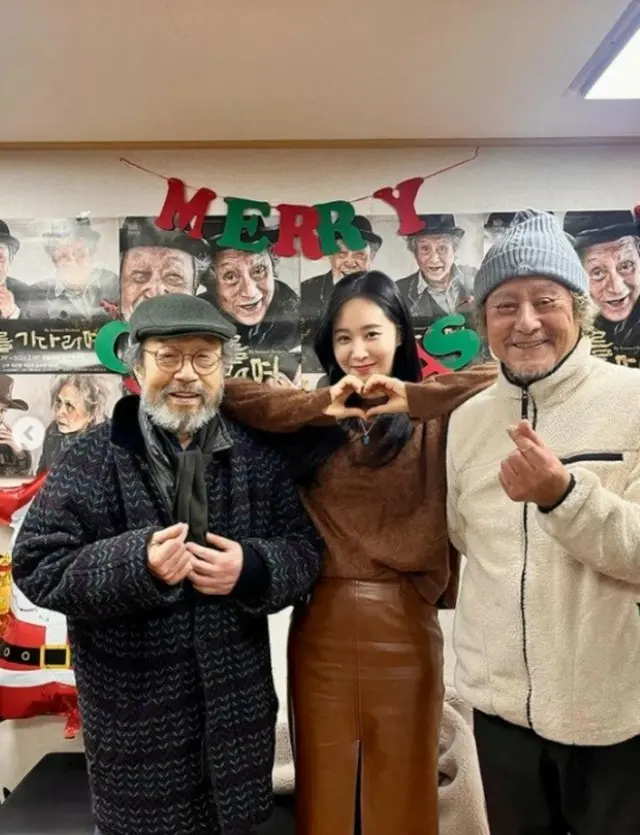 韓国ガールズグループ「少女時代」ユリ（クォン・ユリ）が俳優シン・グ、パク・グンヒョンとの仲むつまじい写真を公開した。