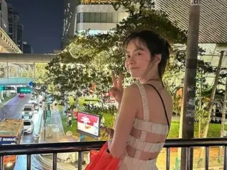 Actress Song JIHYO in a dress with a wide open back...A beauty that defies age
