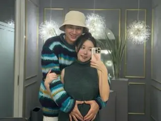 Singer Lee Ji Hoon gently wraps pregnant Ayane's stomach and provides "prenatal care in the couple's room"...Sweet daily life revealed