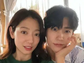 Park Sin Hye and Park Hyung Sik, who co-star in the TV series "Doctor Slump," release a two-shot of their lovely mischievous friends...Does it heal you just by looking at them?
