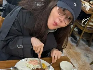 Actress Choi Ji Woo heals with just a pork cutlet...A beauty that cannot be hidden even with a hat and glasses