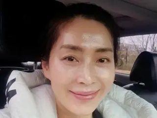 Actress Song Yun Ah takes a selfie that doesn't look good... Actress Kim Hee Sun comments, "This lady confiscated my phone."