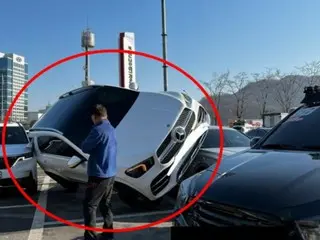 ``Did it fly from the sky?'' Benz strangely parked at a rest stop in Seoul = South Korea