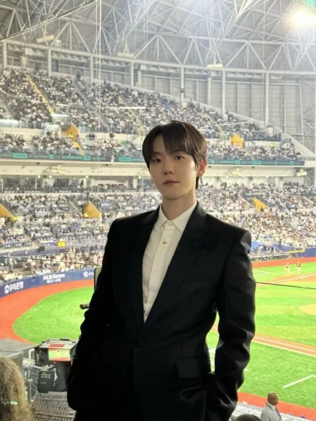 BAEK HYUN（EXO)、「MLBソウルシリーズ」開幕戦で国歌斉唱…高尺ドームを埋め尽くした”魅力的ボイス”