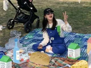 Actress Song Yeji-in goes on a "spring picnic" with her 17-month-old son and pet dog... She shows off her charming daily life in a casual look with a cap