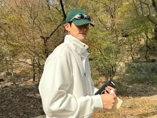 Kim WooBin and Shin Min A on a cherry blossom date? ... Great physique even in sportswear