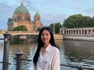 Actress Kim Ji-Woo, who is gaining attention for her role in the TV series "Queen of Tears," looks perfect in just a white shirt and jeans... She also has a harmonious combination with her co-star Kim Soo Hyun