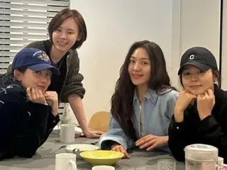 Actress Han Ga In enjoys a meal with her "Mistresses" co-stars, "cute sisters"