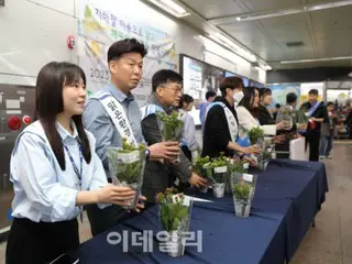 Seoul Transportation Corporation to distribute 1,000 free flower pots at Gwanghwamun Station on the 16th while arriving at work