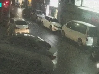 A citizen of South Korea saves a driver who has a seizure while driving by breaking the window with a hammer