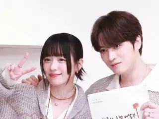 Kim Jaejung shares a dreamlike photo with Han Hyo Ju, who he co-starred with in a TV series 16 years ago