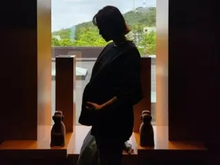 "Pregnant" Ayumi (ICONIQ) releases "nice atmosphere shot" that is not a maternity photo?