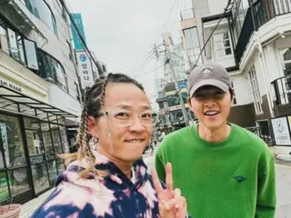 Actor Song Joong Ki and Poppin Hyun Joon take a photo together... "I'm a fan too"