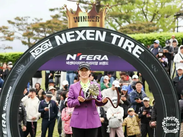 優勝トロフィーを手にした大会2連覇のチェ・ウヌ(写真提供:KLPGA)