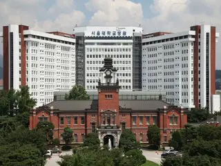 Korean medical community pressures government over medical school enrollment issue... Professors from medical universities across the country "will resign as scheduled from the 25th... will close clinics once a week"