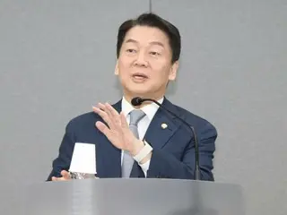 Ahn Cheol-soo, a member of the People's Power Party, said, "Increasing the number of medical school students by 2,000 will open 2,000 dermatology clinics" (South Korea)