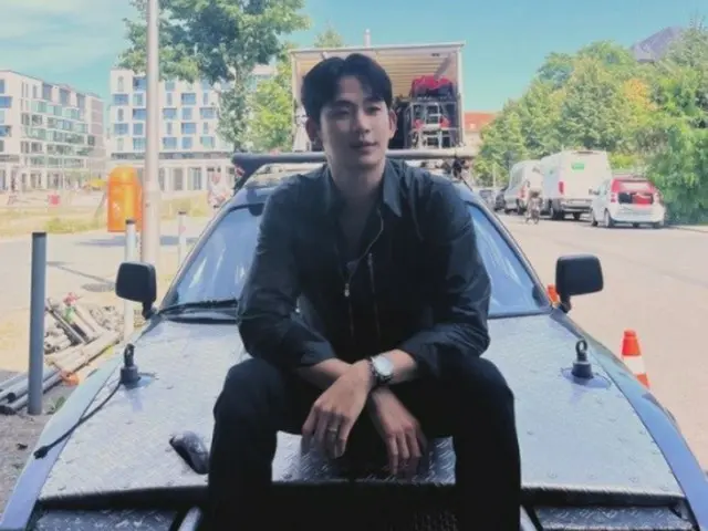 Actor Kim Soo Hyun looks amazing sitting in a car... His smile captivates women's hearts