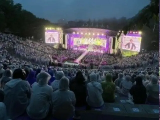 Sung Si Kyung, to the audience that filled the outdoor concert hall despite the heavy rain... "I'm a happy person"