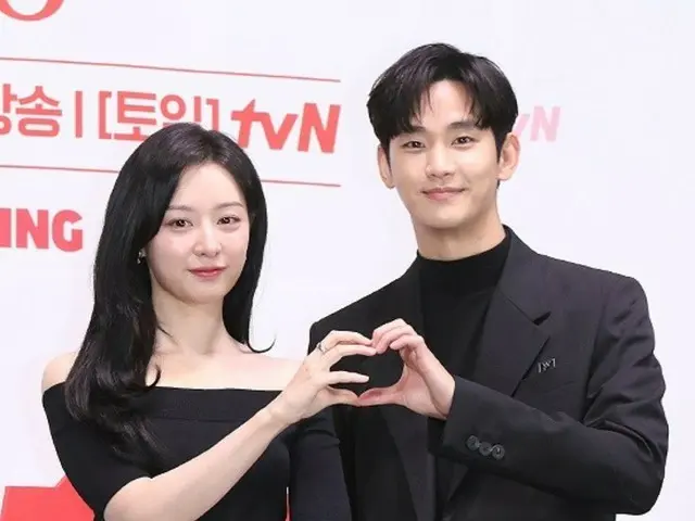 Kim Soo Hyun & Kim Ji Woo's consideration is a hot topic... A touching story from the filming of "Queen of Tears"