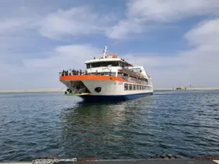 One passenger on a sightseeing boat falls into the sea and dies...Rescue crew member injured (Gangneung, Gangwon Province, South Korea)