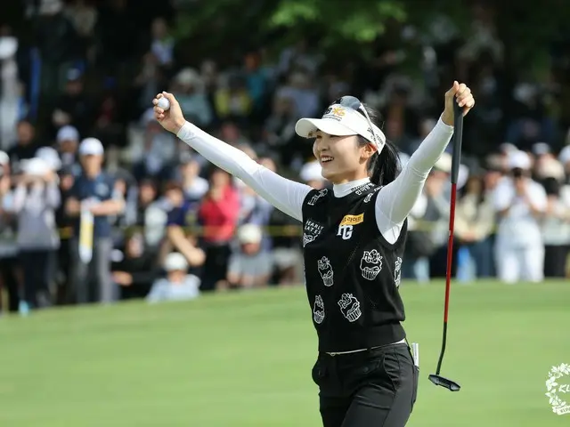 優勝が決まりガッツポーズのイ・イェウォン(写真:KLPGA)