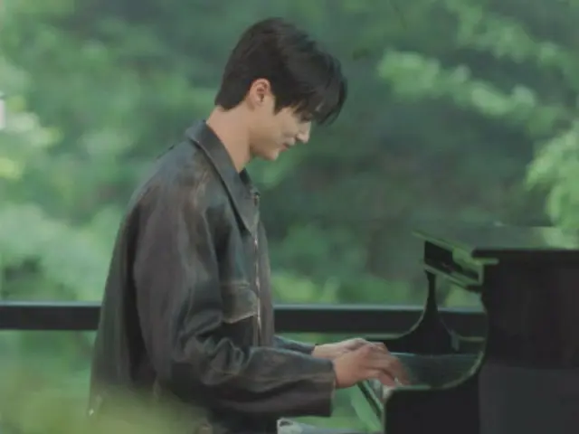 Actor Byeon WooSeok, who is "on the rise," even plays the piano on a popular variety show... Revealing his hidden charm