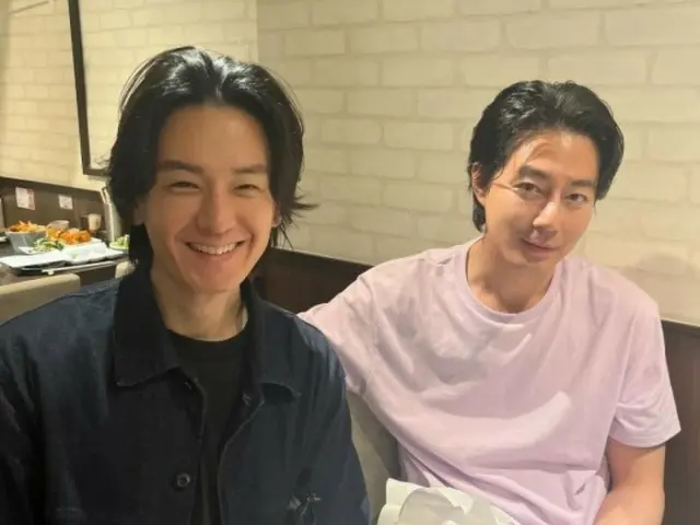 Actors Jo In Sung and Lim Ju Hwan, this photo of the two of them is "very welcome"... Their "chemistry" conveys a "warmth"