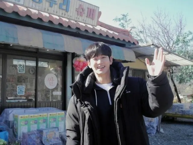 Actor Kim Soo Hyun, "Baek Hyun Woo" in front of Yongdu-ri supermarket... cute smile "behind the scenes photos" revealed