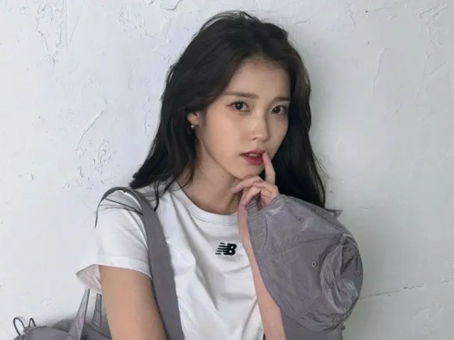 IU's head is so small! She shows off a sporty look with her small face and crowded eyes and nose