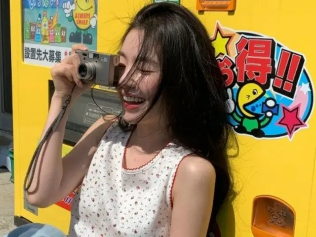 "Red Velvet" IRENE, New Post... Smiling in front of a Japanese vending machine