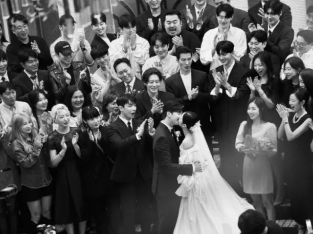 DARA (2NE1) is happy to be a mother-in-law... Her younger brother Jeon Doon (former MBLAQ) & Mimi (former gugudan) are getting married... Former YG family also gathers