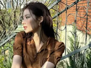 "TWICE" Sana, a beautiful jawline... captivating gaze