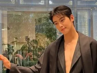 Cha Eun Woo (ASTRO), a prince who came out of the world of manga... His masculine beauty is apparent in his revealing outfit