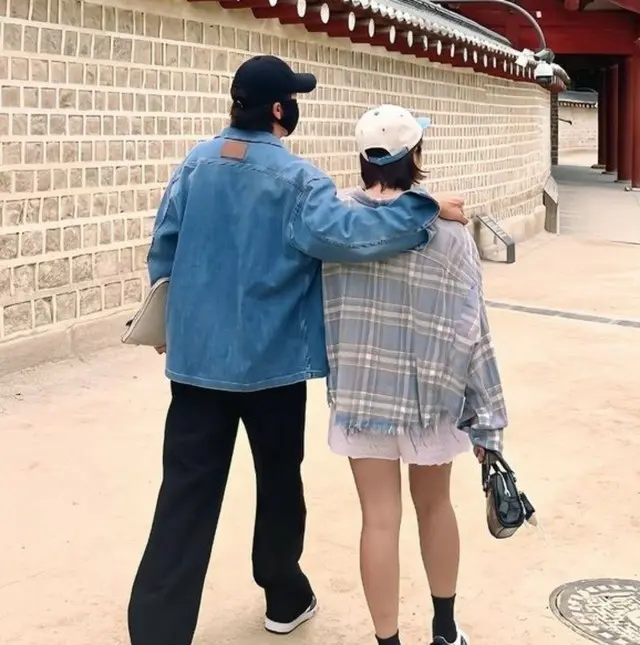 “キム・テヒの弟”俳優イ・ワン、美貌のプロゴルファー妻イ・ボミとラブラブ手つなぎデート
