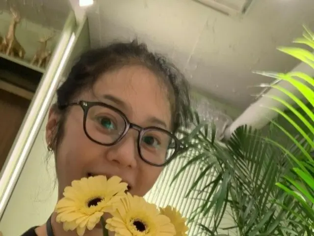 Actress Ko Hyun Jung in a "no makeup glasses look" - a flower embracing a flower? ... A recent visual that highlights her girlish beauty