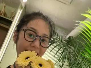 Actress Ko Hyun Jung in a "no makeup glasses look" - a flower embracing a flower? ... A recent visual that highlights her girlish beauty