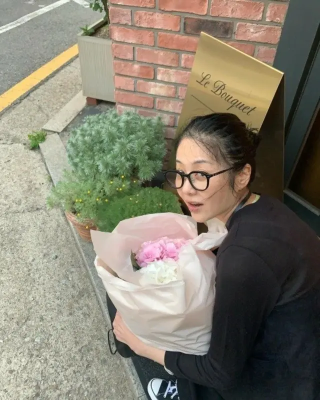 “すっぴん風メガネルック”女優コ・ヒョンジョン、花が花を抱きしめている？…少女美際立つ近況ビジュアル
