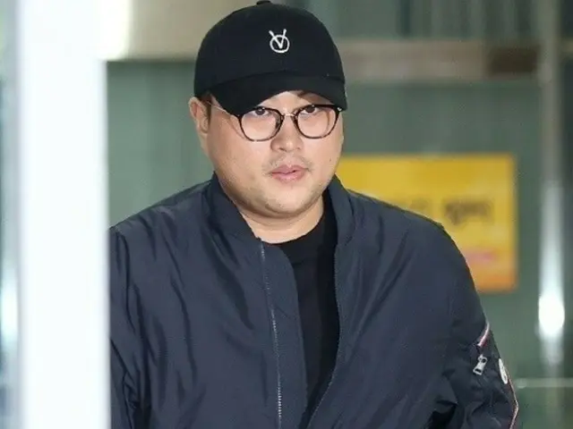Singer Kim Ho Joong, despite being suspended from KBS appearances, is now available for "rewatching", sparking criticism
