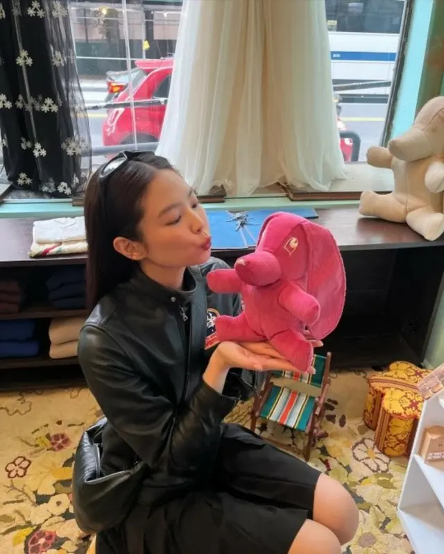 JENNIE（BLACKPINK）愛嬌爆発中…シックラブリーなジェンドゥギ2