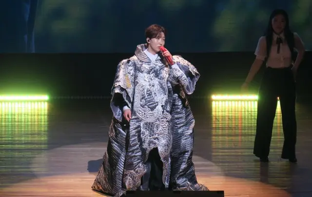 演歌を熱唱するヤン・ジウォン（写真：wowKorea）