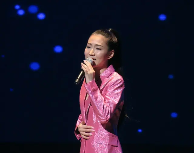 「ラヴ・イズ・オーヴァー」を熱唱している田中あいみ（写真：wowKorea）