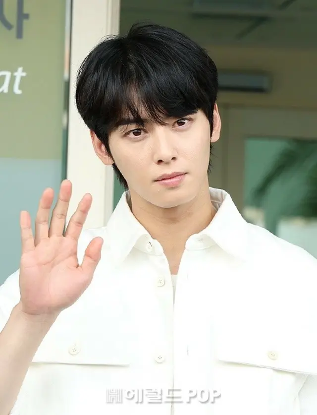 【フォト】「ASTRO」チャウヌ、オールホワイトファッションで韓国出国のあいさつ
