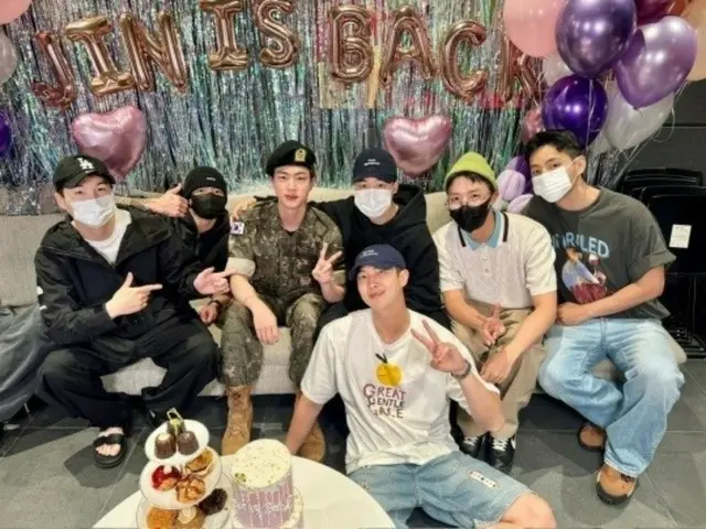 「BTS」JIN、メンバー総出動した除隊現場…「写真をきれいに撮ってくださったみなさん、ありがとう」