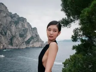 JENNIE, who closed the show, showed off a bold backless dress... "It was a beautiful experience"