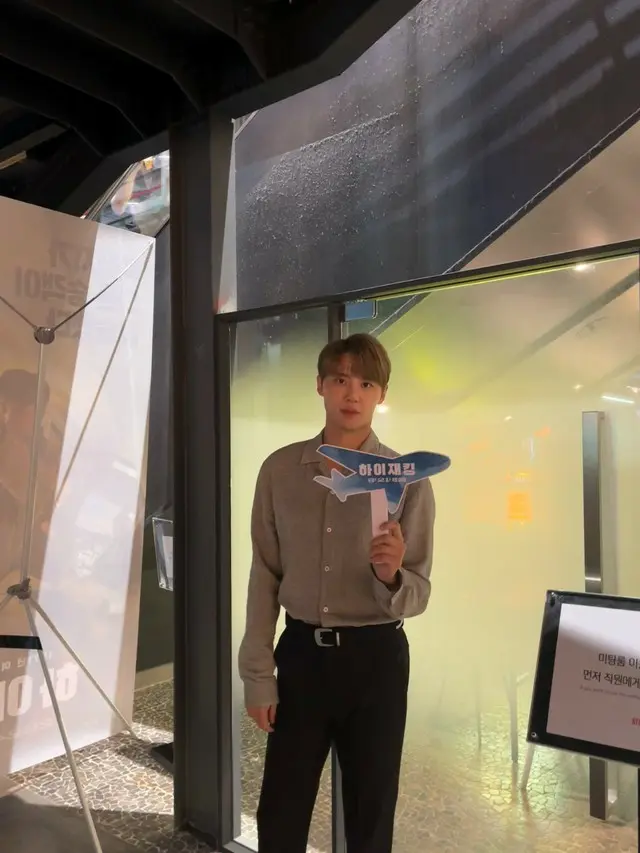 ジュンス、ヨ・ジングの映画「ハイジャック」試写会に出席…ポップコーンと無邪気なビジュアル