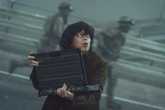映画「脱出」、キム・ヒウォン…善と悪を越える謎の研究員として強烈な存在感2