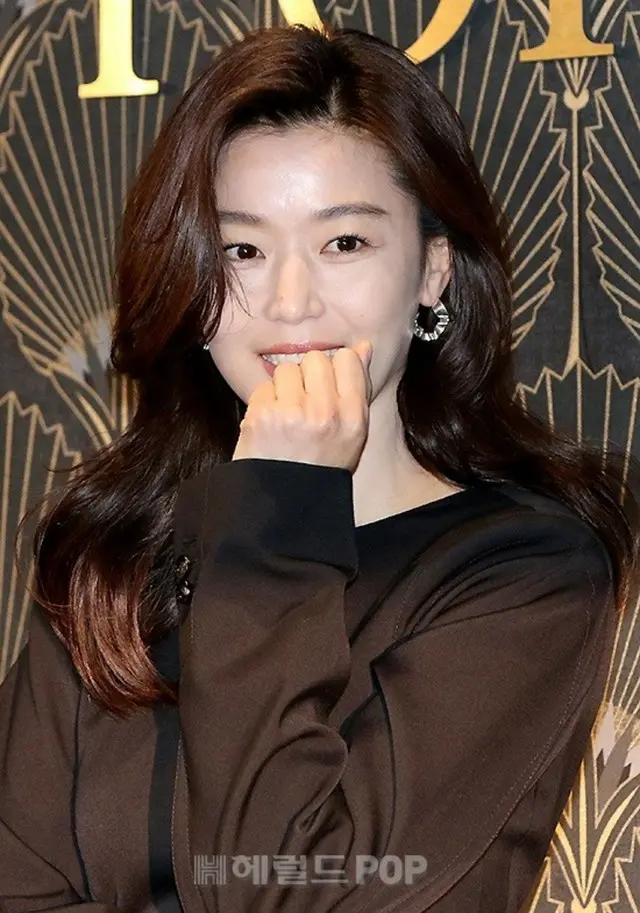 女優チョン・ジヒョン、イケメン夫&すっかり成長した2人の息子と独でユーロ観戦姿がキャッチされる…サッカーファンの家族認証