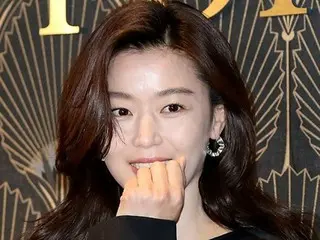 Actress Jung Jihyeon was spotted watching the Euros in Germany with her handsome husband and two grown-up sons... Family recognition from soccer fans