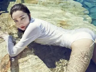 Jang YoonJu also released a pictorial cut in which he took off his jacket... Sexy but "very sexy"